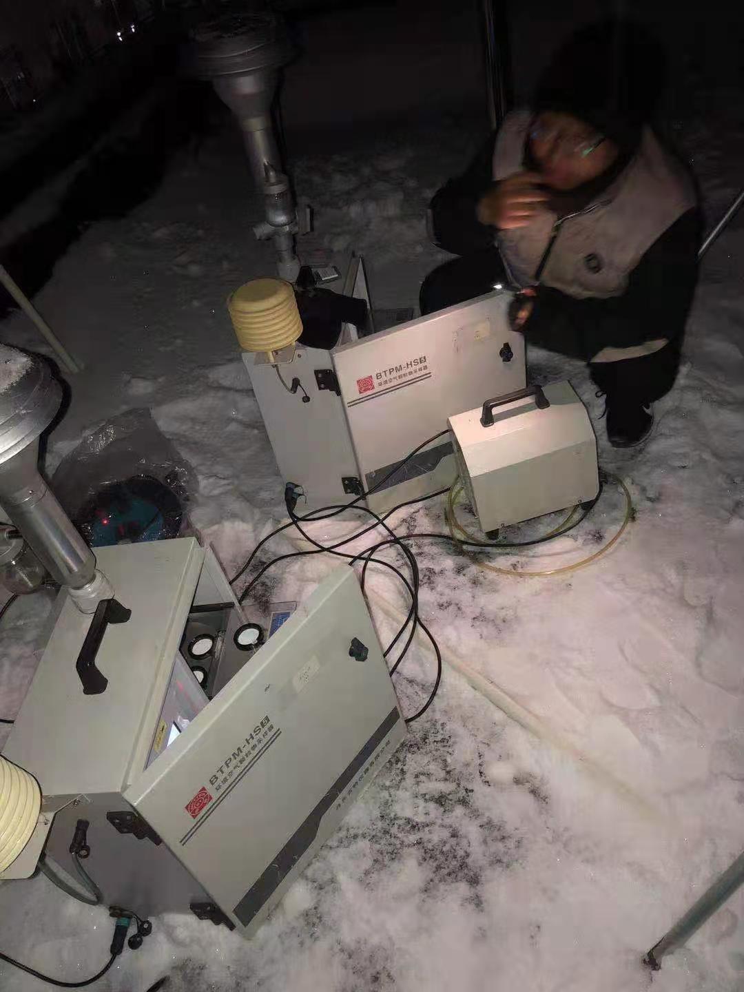 空氣自動站工作人員克服困難 空氣自動站工作人員克服困難